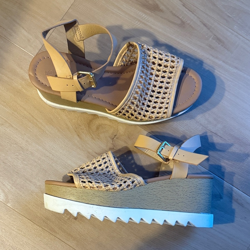 Universal Thread Tan and White Wedge Sandals